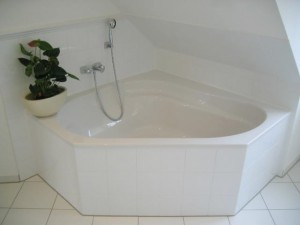 Eckkbadewanne einer Ferienwohnung